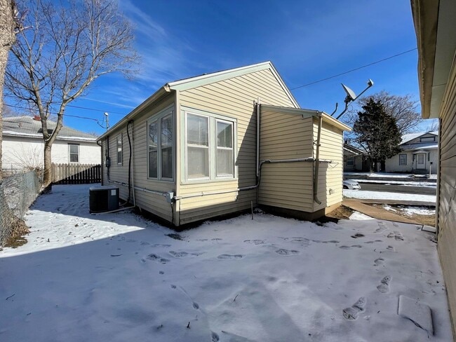 Building Photo - Cozy 1 bedroom with detached garage