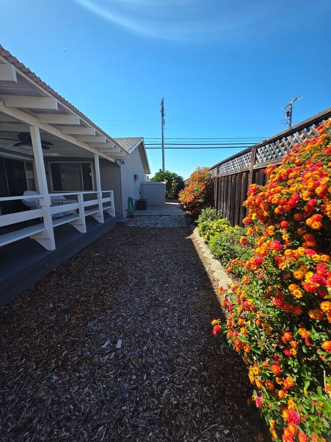 Building Photo - Delightful Single Story 2/2 with Expanded Bath and Beautiful Gardens