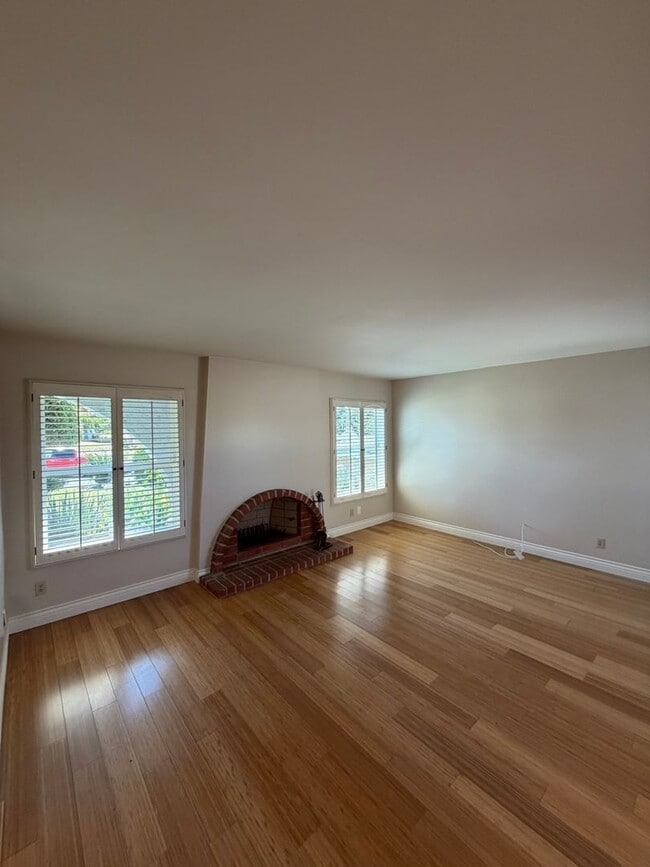 Building Photo - Beautiful 3 Bedroom Home in Avocado Heights