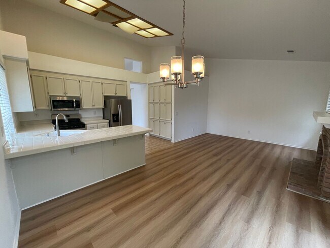 Building Photo - 3br/2ba Home on corner lot