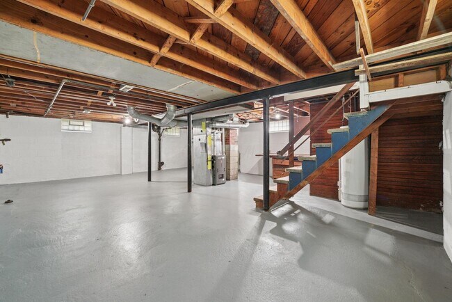 Building Photo - 375 E Royal Forest Blvd