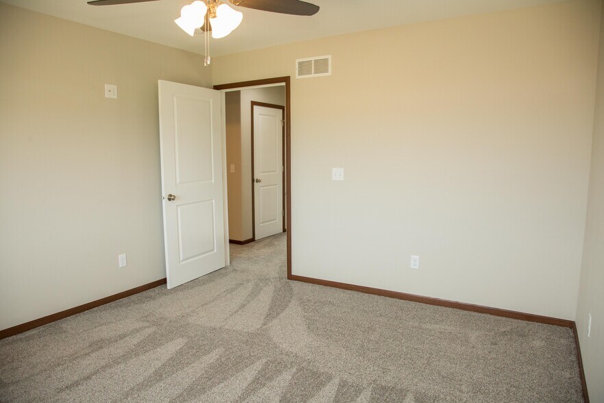 Primary bedroom - 6353 Pawnee Ln