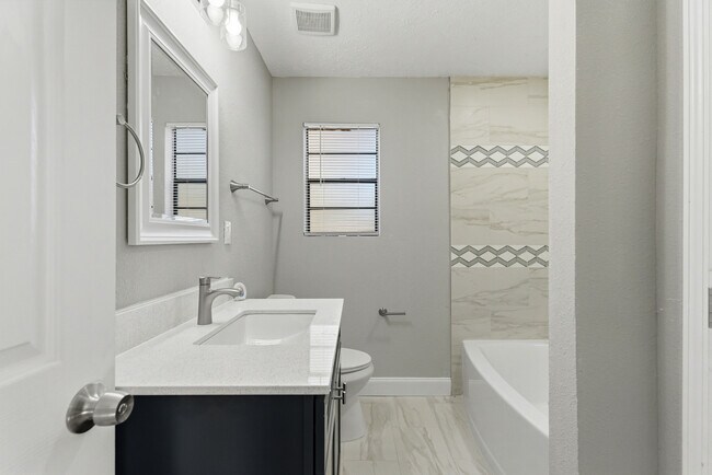 Building Photo - 229 Bonita Rd