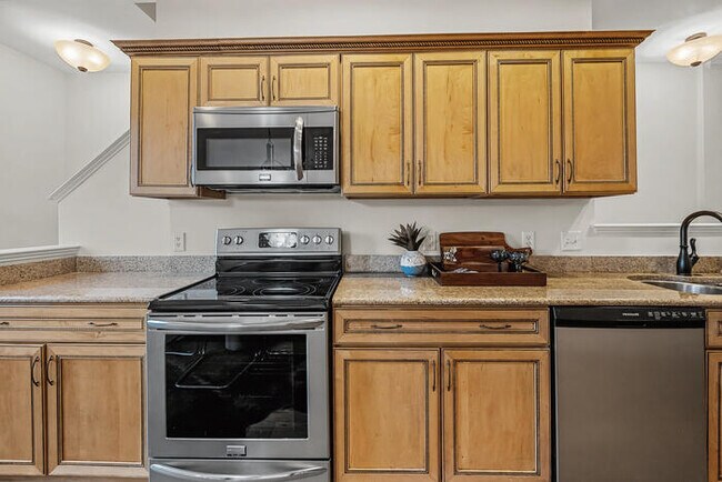 Building Photo - 2 Bed/4 Bath Condo with Detached Garage / Pet-Friendly / Available Now!