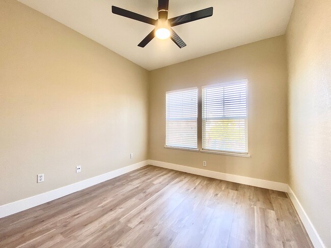 Building Photo - NEWLY RENOVATED, VERY CLEAN 5 BED, 3 BATH,...