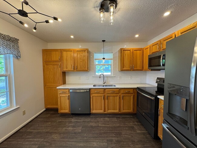 Building Photo - West AVL - Beautifully Updated Townhouse