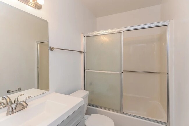 Building Photo - 4906 S Park Dr