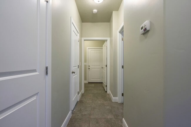 Building Photo - 3 Bedroom Townhome in Hidden Valley with C...