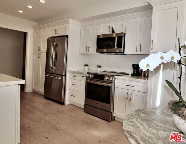 Building Photo - 150 N Almont Dr