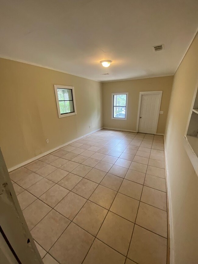 Building Photo - **AVAILABLE NOW**3 Bedroom / 2 Bathroom Ho...