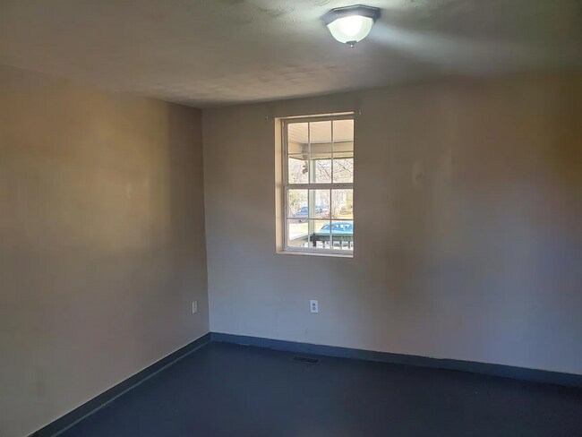 Building Photo - 2049 N Benton Ave