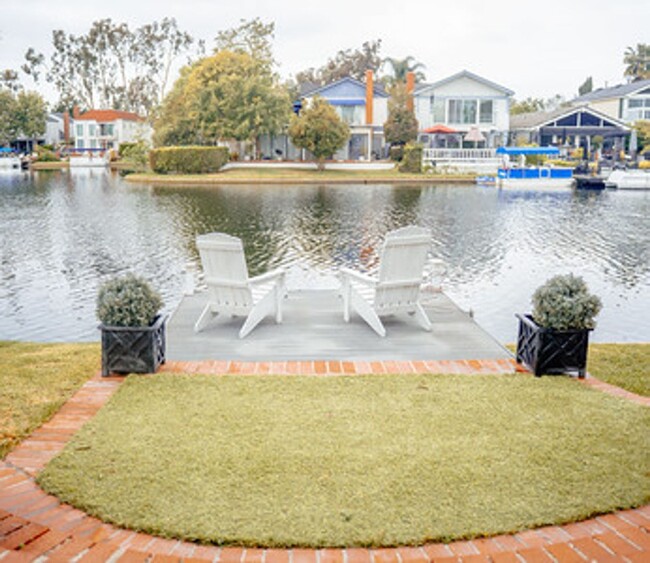Building Photo - Waterfront 4 Bedroom