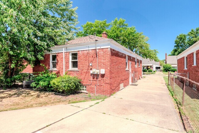 Building Photo - 23000 Alger St