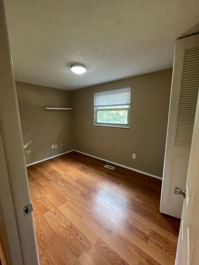 Building Photo - 5683 Crestview Dr