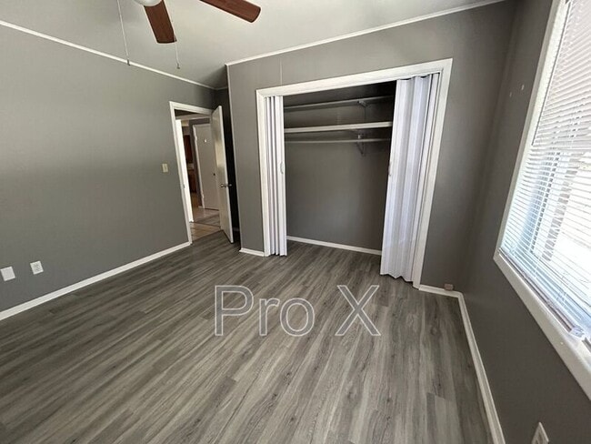 Building Photo - 8827 Country Club Dr