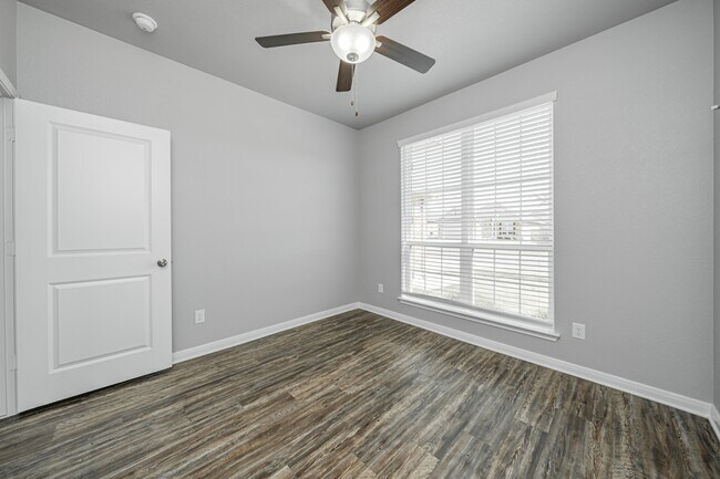 Building Photo - 536 Fallbrook Dr