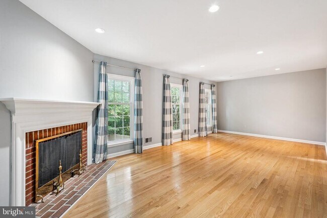 Building Photo - 214 James Thurber Ct