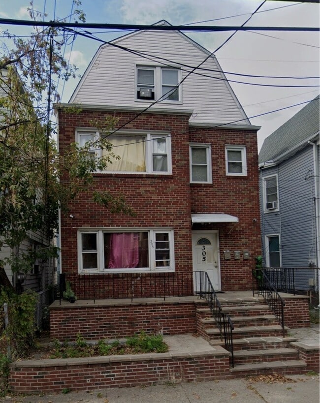 Building Photo - 305-307 Sanford Ave