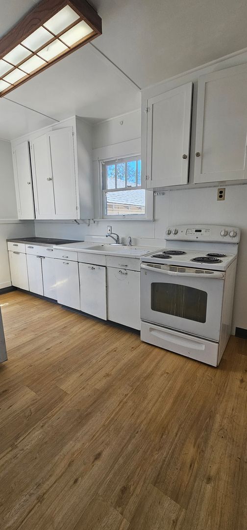 Building Photo - Charming Victorian Square Home – 4 Bed / 1 Bath – $2,075/Month
