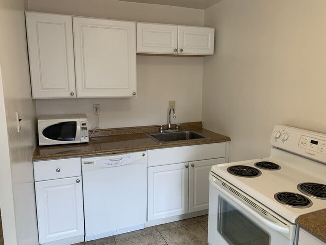 Interior Photo - 819 College Avenue