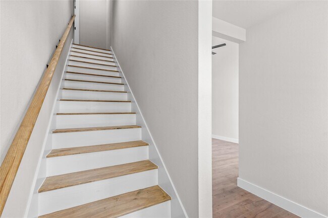 Building Photo - 2398 Valley Dr