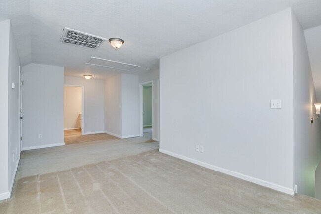 Building Photo - 3 Bedroom 2.5 Bath Townhouse