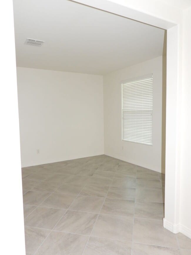 Building Photo - 4 Bedroom 2.5 Bathroom