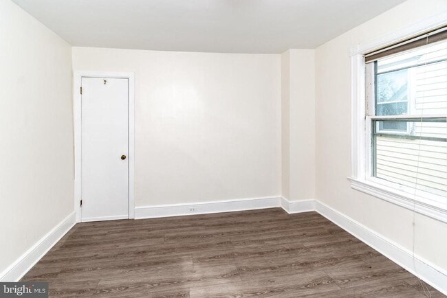 Building Photo - 24 Bank St