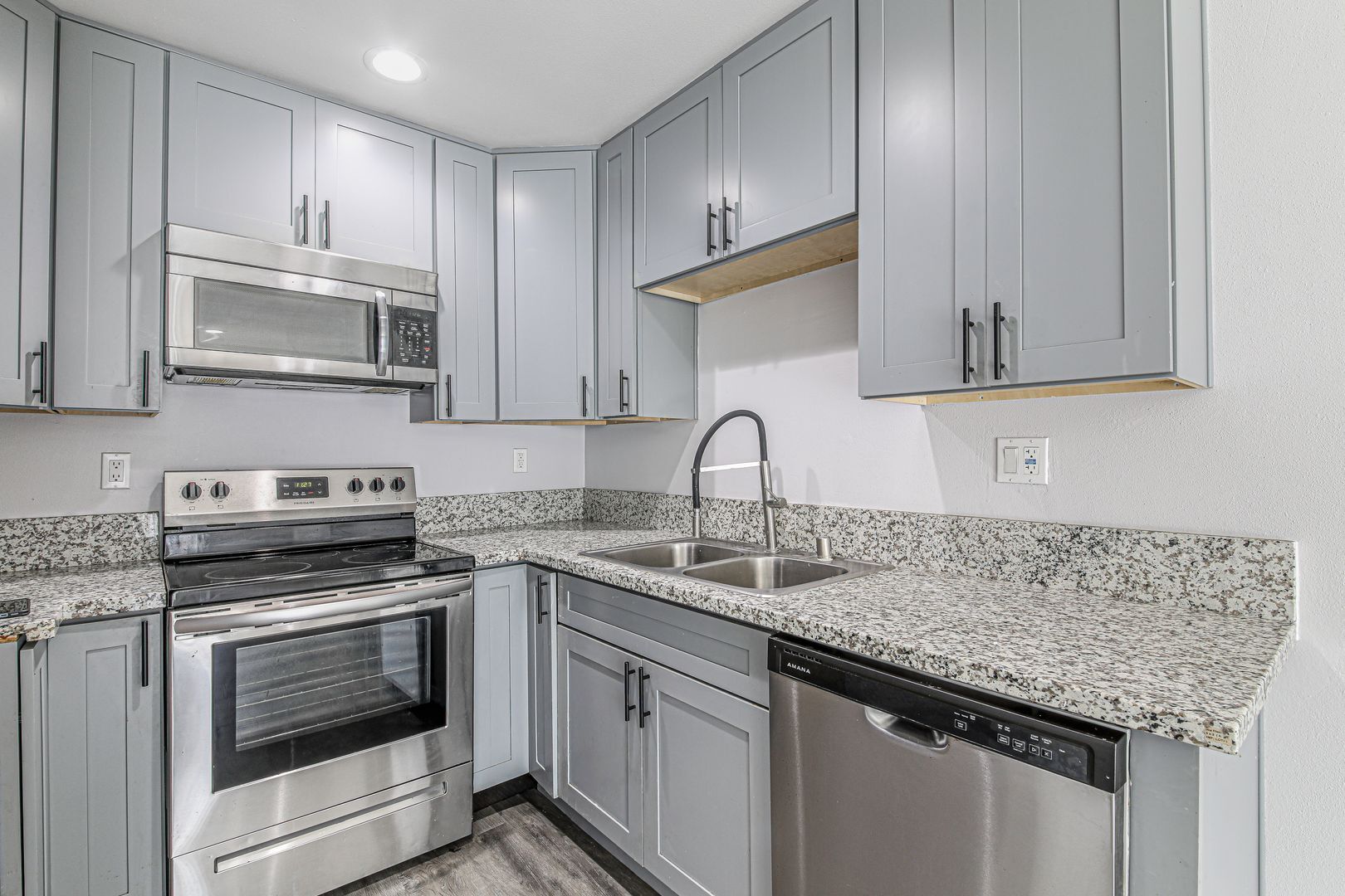 Building Photo - 13392 Magnolia St