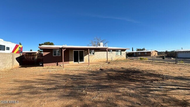 Building Photo - 3850 Blackbird Dr