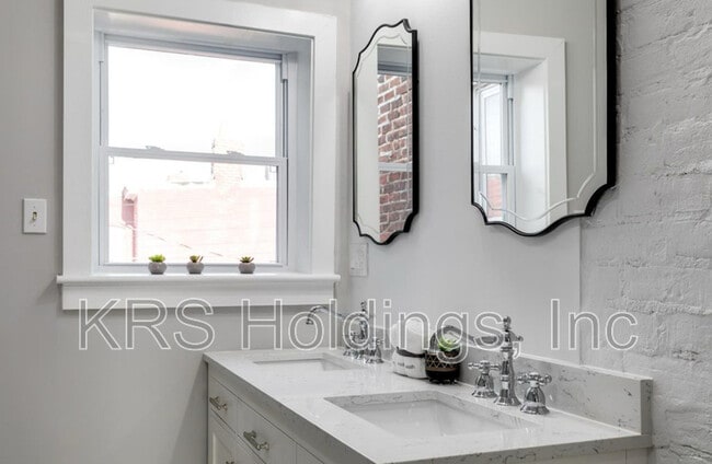 Building Photo - 228 N 32nd St