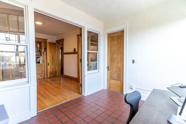 Building Photo - 1110 W 25th St