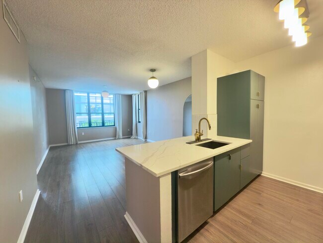 Building Photo - 630 S Sapodilla Ave