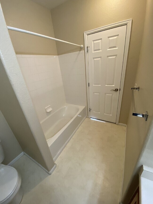 Building Photo - $500 OFF YOUR FIRST MONTHS RENT! Don't Miss This 3BR/ 2BA Condo with 1 car garage @ Creek Side In...