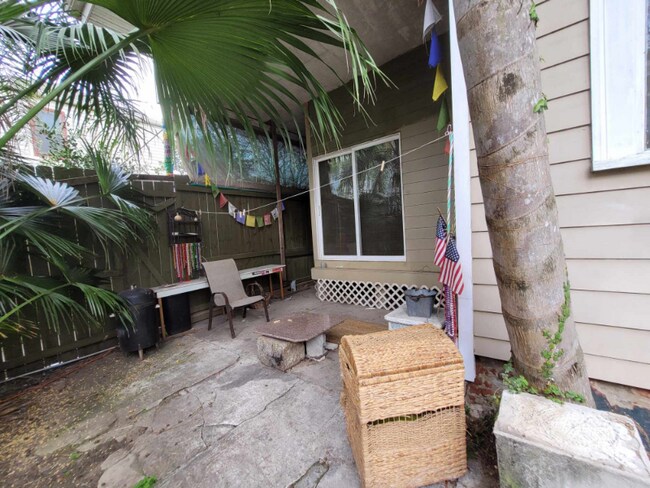 Building Photo - 2367 St Thomas St