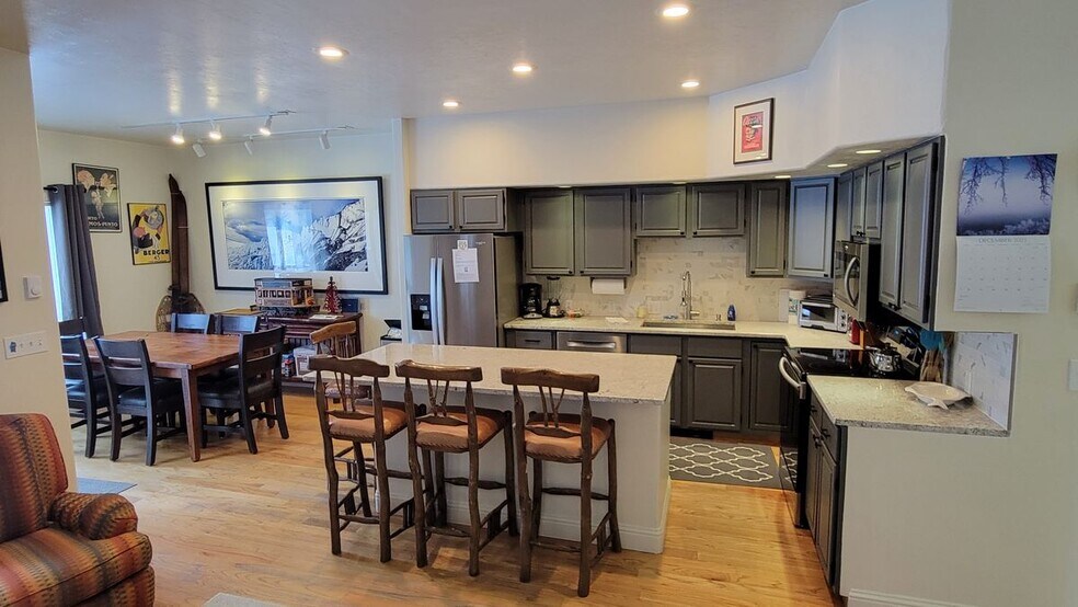 Building Photo - 910 Powder Valley Rd