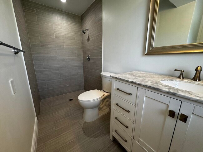 Building Photo - 204 SE 2nd Ave