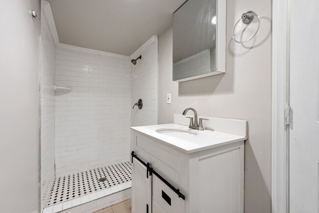 Building Photo - Charming 1 Bedroom, 1 Bath Home Minutes Fr...