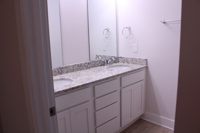 Building Photo - Beautiful New Townhome / Pet Friendly / Wi...