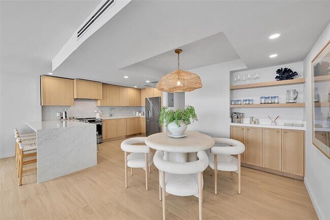Building Photo - 525 N Ocean Blvd