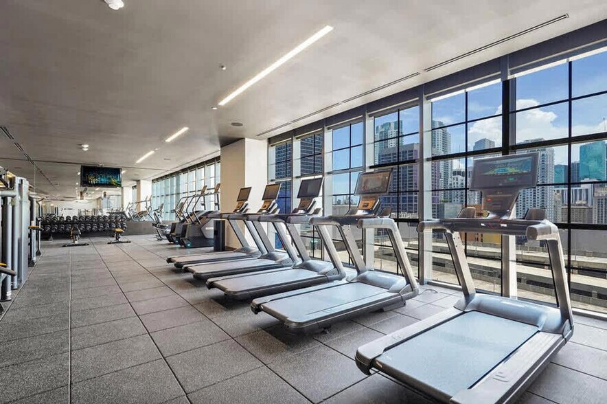 Building Photo - 601 NE 1st Ave