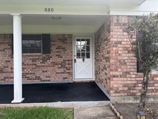 Building Photo - 880 Lockwood Dr