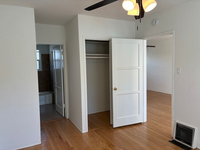 Building Photo - Western, 1151-1153