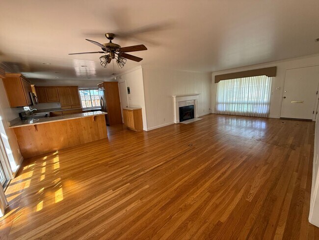 Building Photo - Stunning 3 Bed 2 Bath Home | Spacious Back...