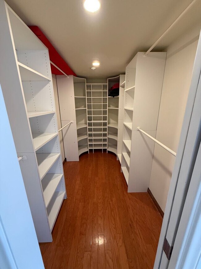 Building Photo - Upgraded 2 Bedroom Condo in Ideal Santa Monica