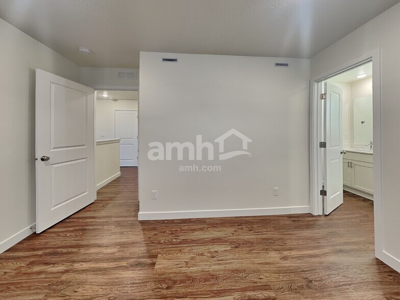 Building Photo - 1268 W Mahogany St