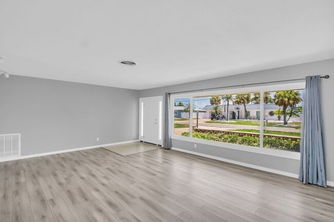 Building Photo - MAXIMO MOORINGS 3/2/2 HOME NEAR ST. PETE B...
