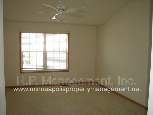 Building Photo - 15220 Florist Cir