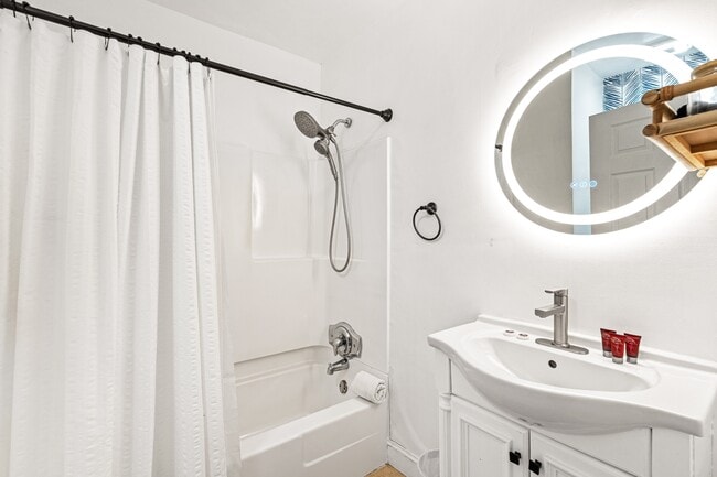 Building Photo - 1713 Paris Ave W