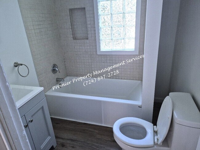Building Photo - 1525 3rd Ave